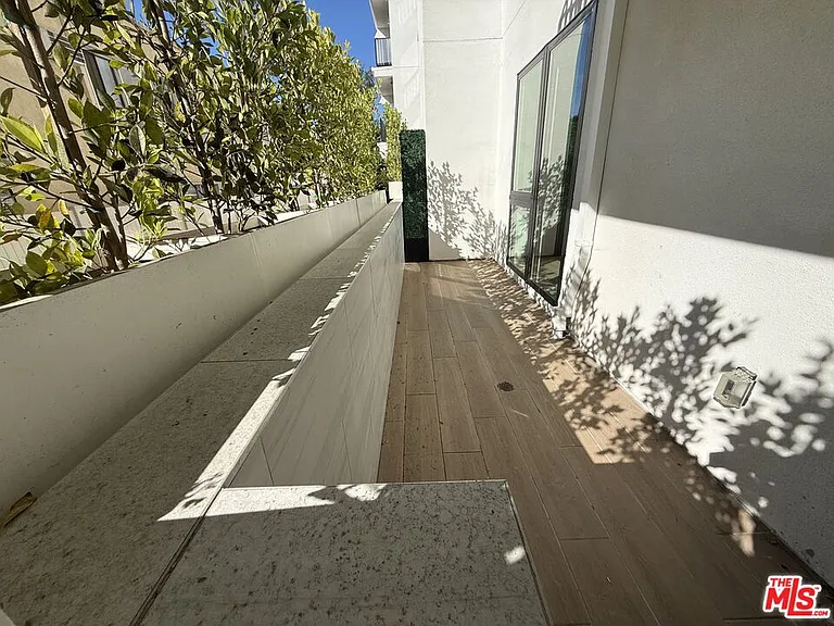 505 S Barrington Ave #106 — Photo 18