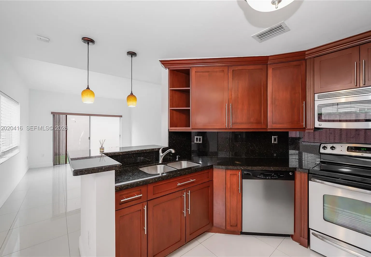 3 bed, 2.5 bath, 1815 sqft, $3,800 — Photo 2
