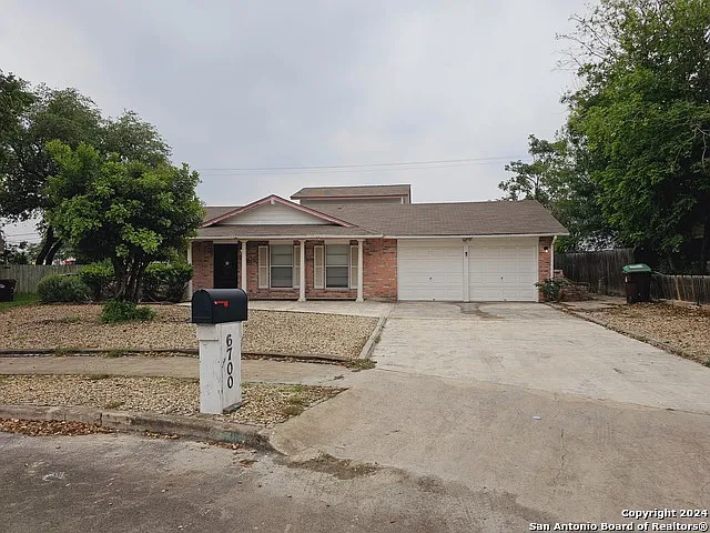 5 bed, 2.0 bath, 2100 sqft, $2,100 — Photo 3
