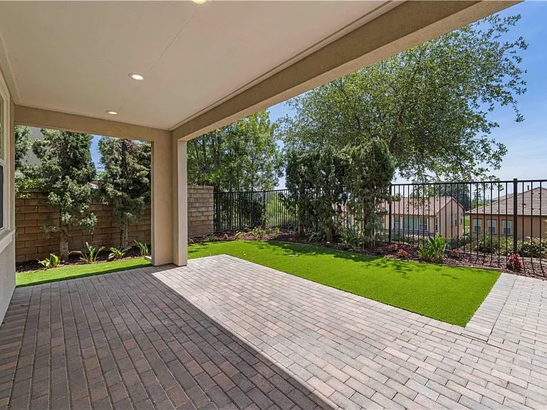 636 E Boxwood Ln — Photo 8