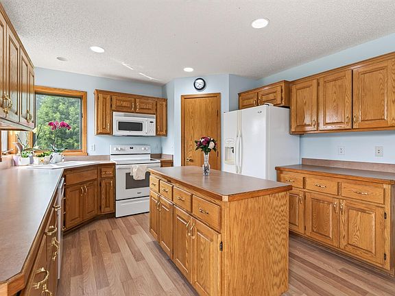 5th image of 19408 Albany Ct NW