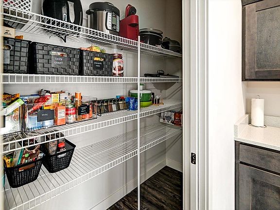 5th image of 1601 N Windsor Ave #204