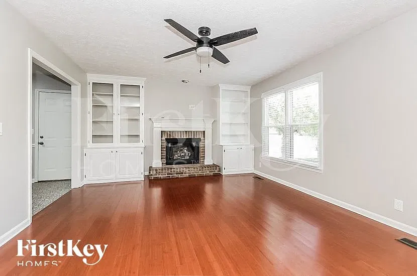4 bed, 2.0 bath, 2000 sqft, $2,805 — Photo 3