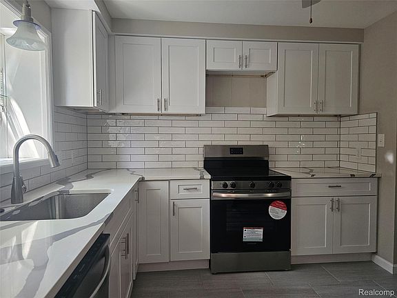 5th image of 23091 Sussex St