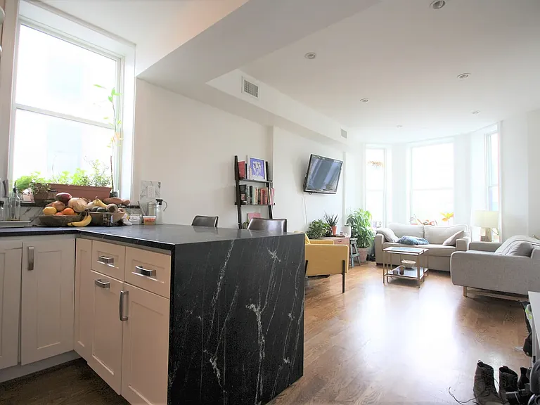 259 Hart St #3 — Photo 5