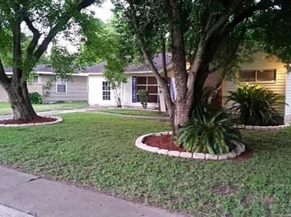 406 Poinsetta St, Lake Jackson, TX 77566