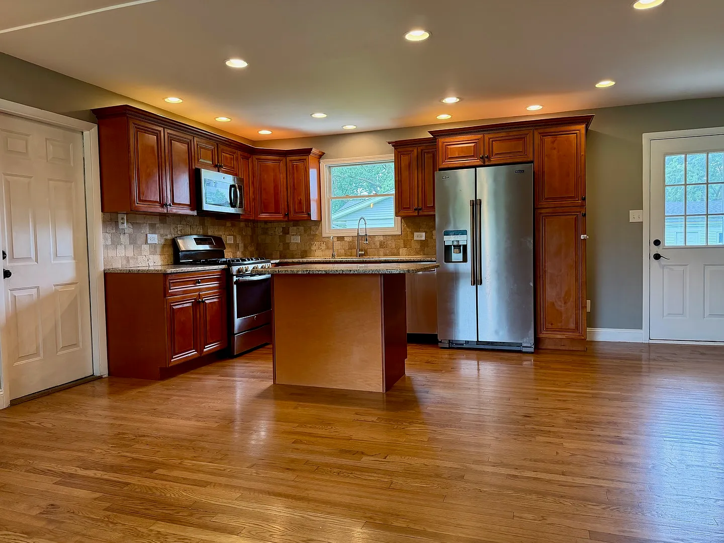 4 bed, 1560 sqft, $3,200 — Photo 3