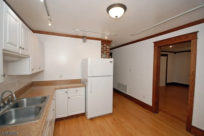 3 bed, 1.0 bath, $2,600 — Photo 4