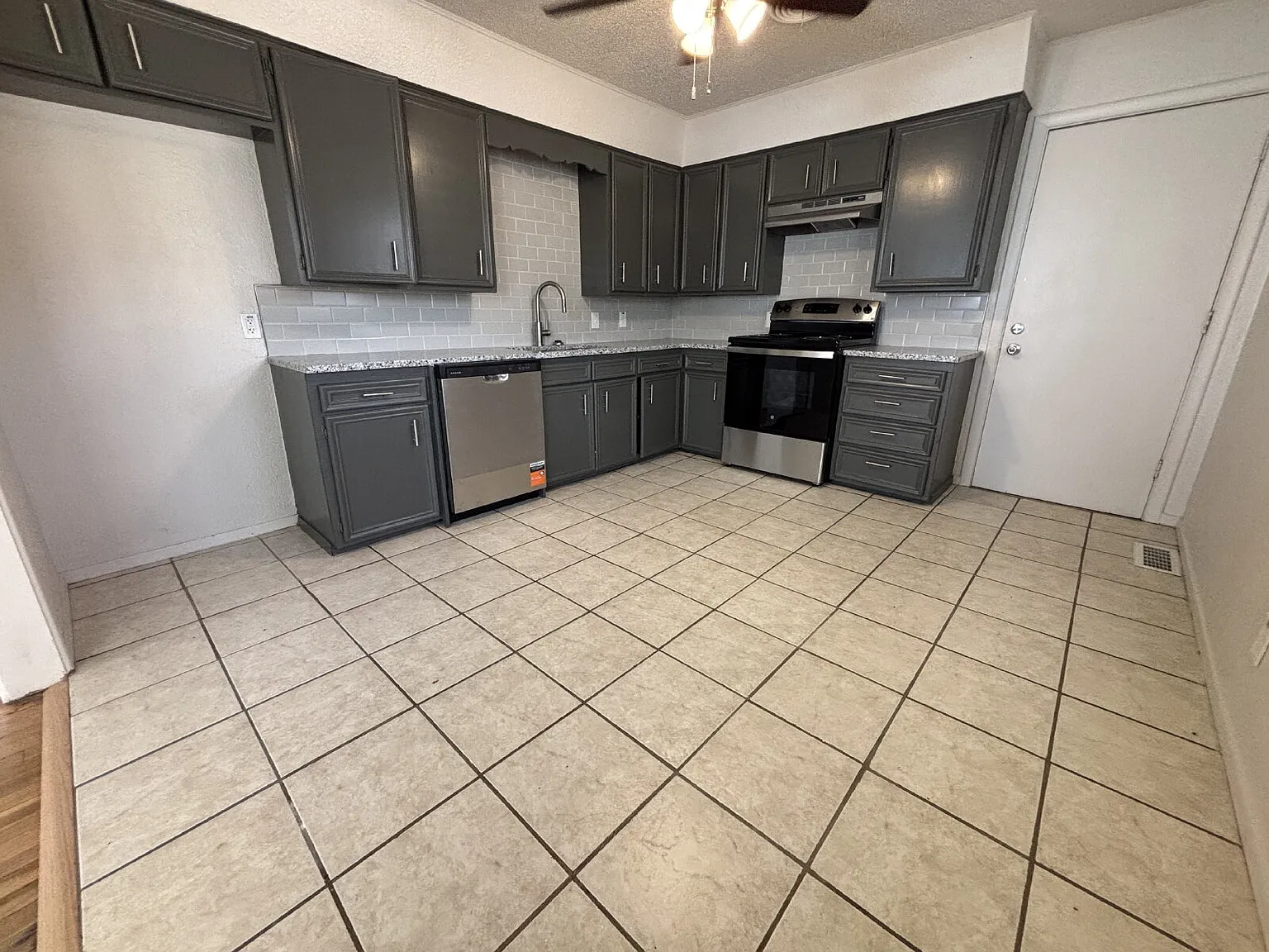 3 bed, 2.0 bath, 1290 sqft, $1,450 — Photo 4