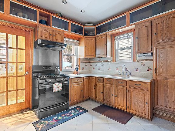 5th image of 116 Essex St