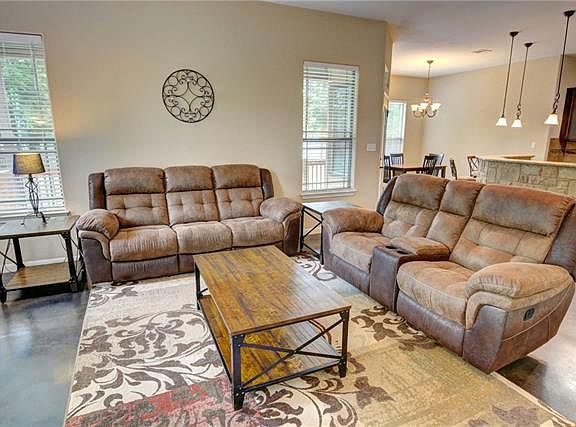 2nd image of 1371 Lovers Ln