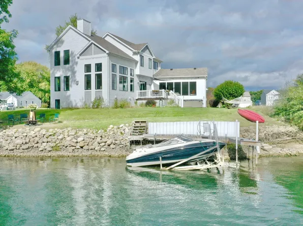 586 Swan River Dr, Benton Harbor, MI 49022