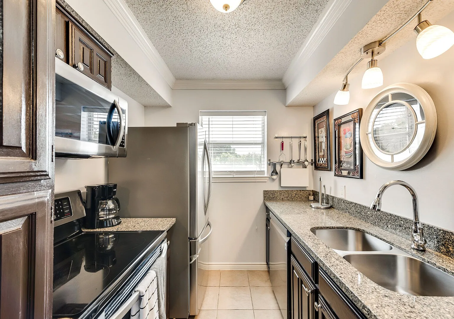 I22 World Cup Stay - 18 min to AT&T - Sleeps 4 - Public Transit — Photo 4