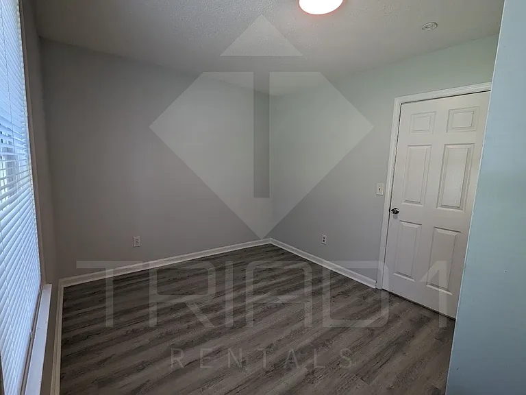 1001 E Bragg St — Photo 26