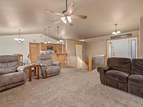 5th image of 11 Honeysuckle Ct