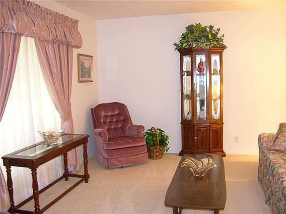 2nd image of 10661 Glenoaks St