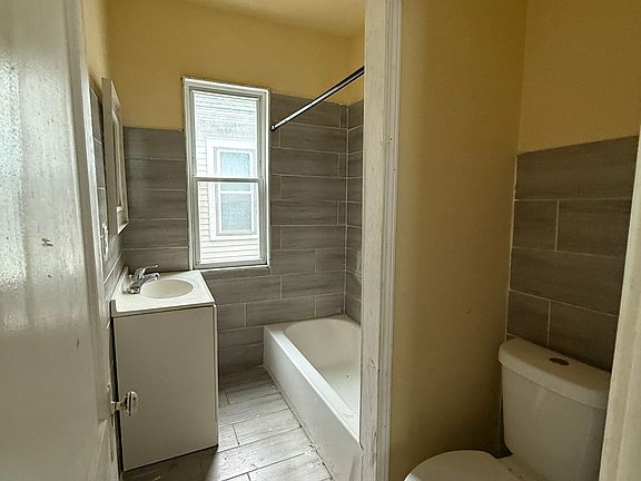 3rd image of 412 Cornwall Ave #2