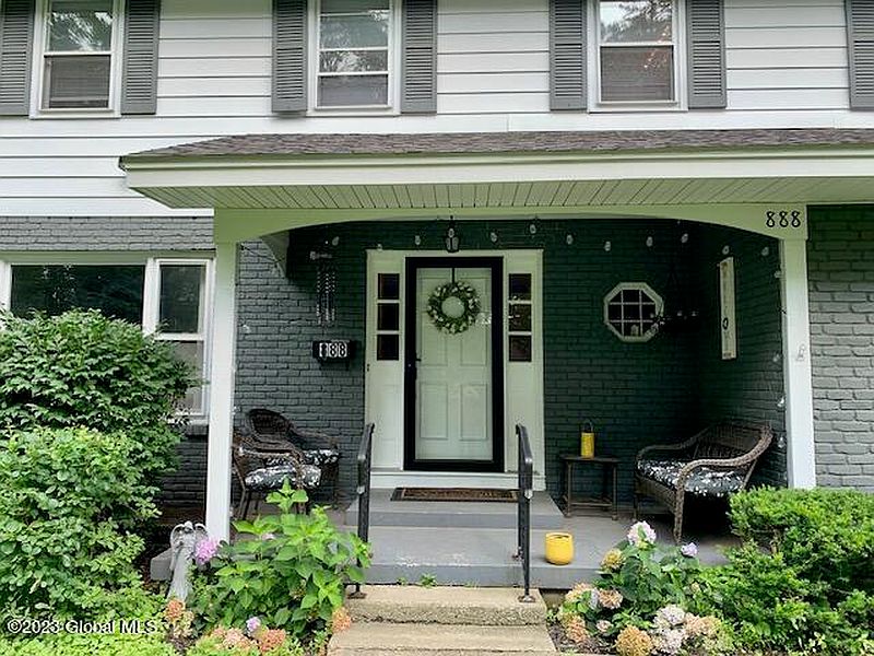 4th image of 888 Heather Lane