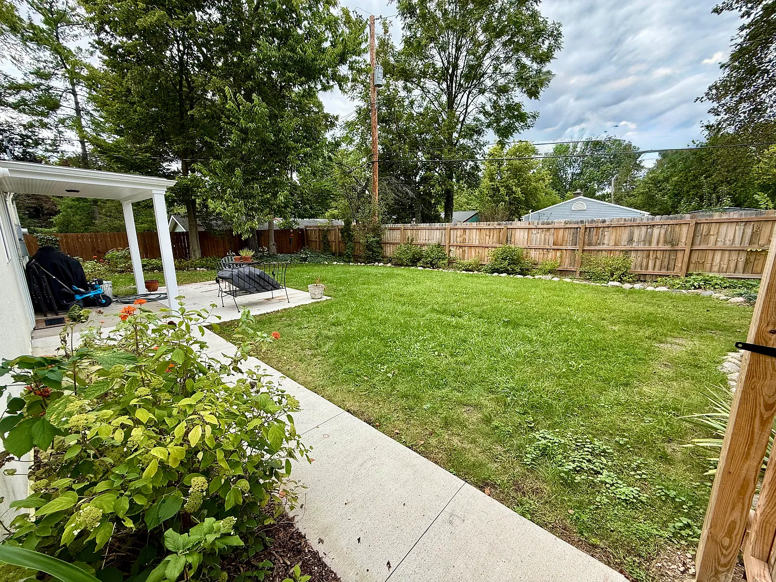 3 bed, 1056 sqft, $3,000 — Photo 4