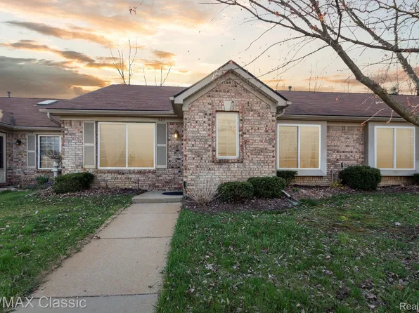 323 Countryside Ct, Highland, MI 48357