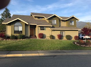 904 NW Regent Dr, Grants Pass, OR 97526