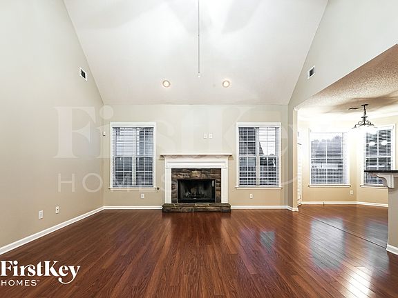 3rd image of 120 Summit Point Dr