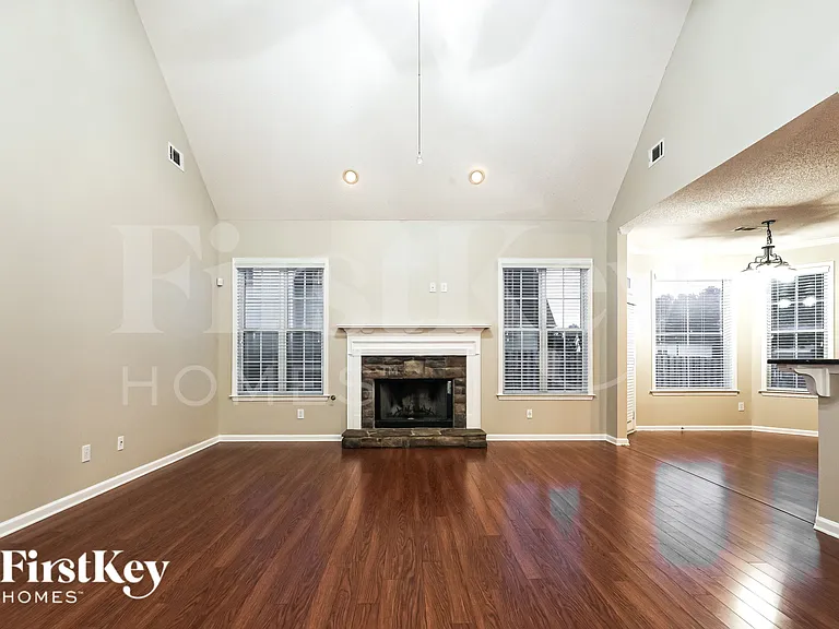 120 Summit Point Dr — Photo 3