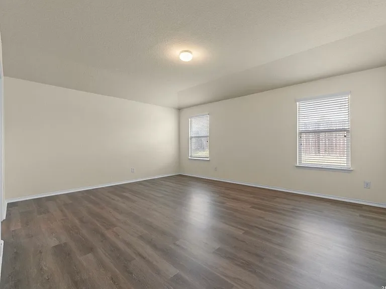 1407 Frio Eagle — Photo 8