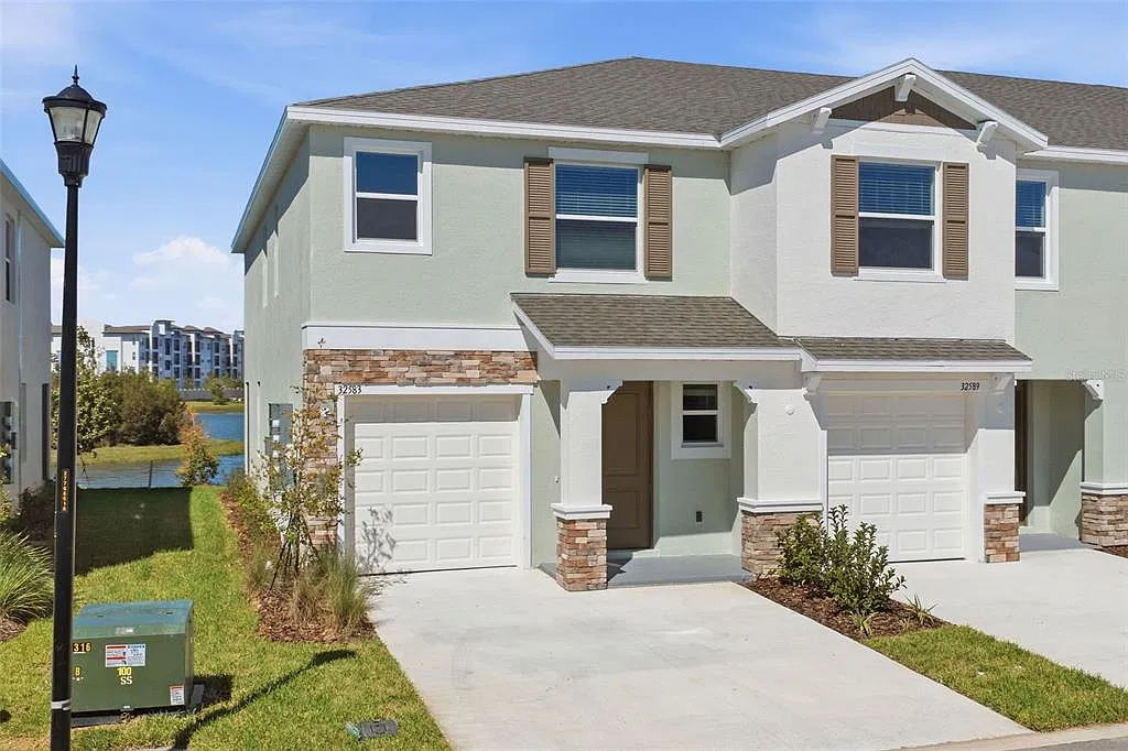 3 bed, 2.5 bath, 1758 sqft, $2,100 — Photo 2