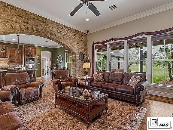 5th image of 202 Pinehurst Cir