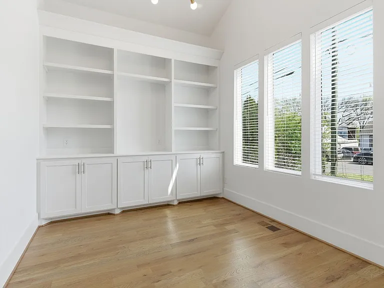 1202 Katie Ave — Photo 10