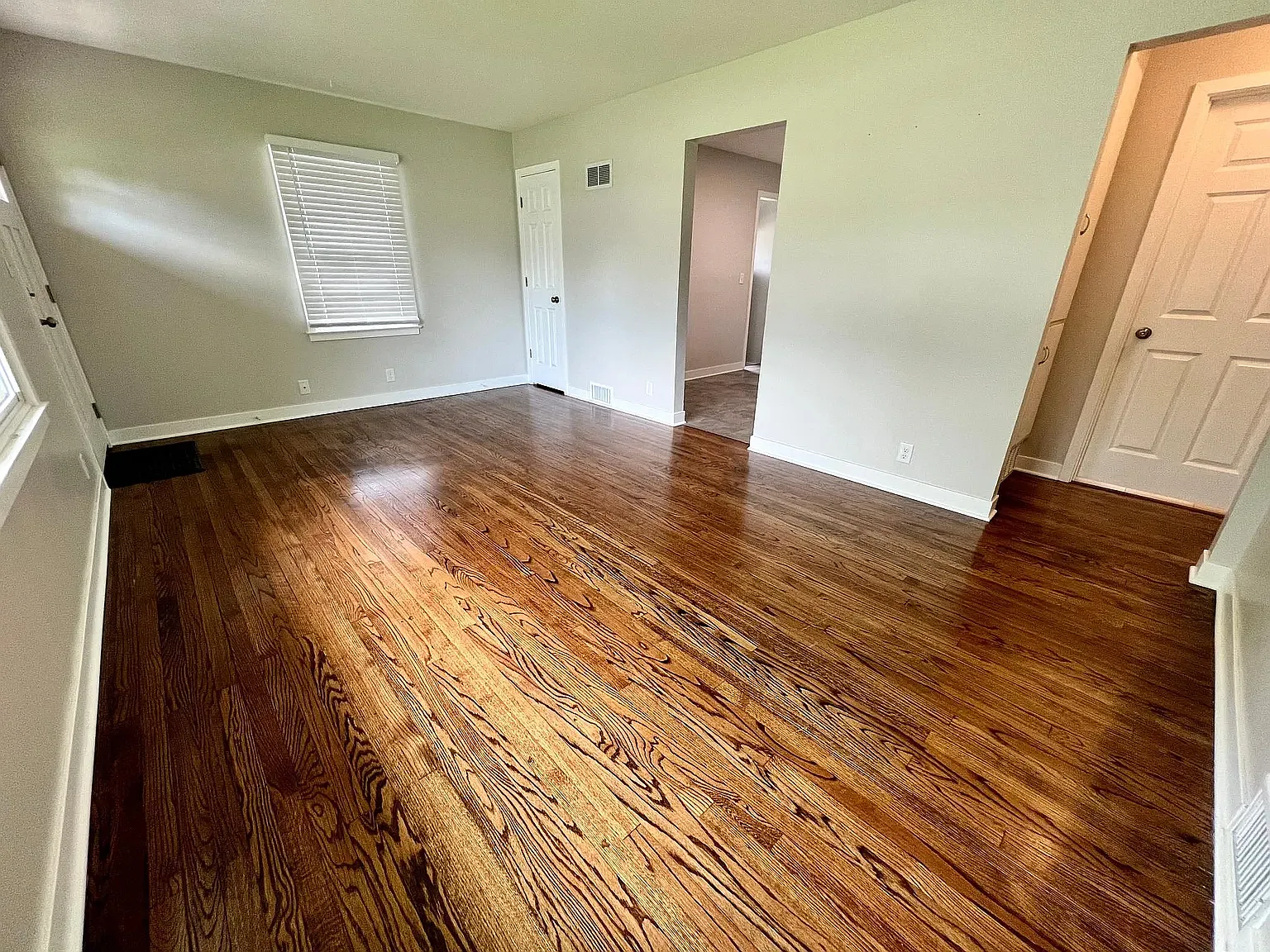 3 bed, 1.5 bath, 1275 sqft, $1,550 — Photo 2