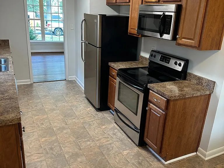 2213 Mendota Dr — Photo 15
