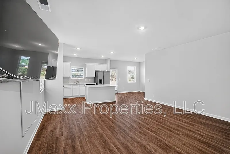 4 bed, 2.5 bath, 2105 sqft, $2,100 — Photo 4