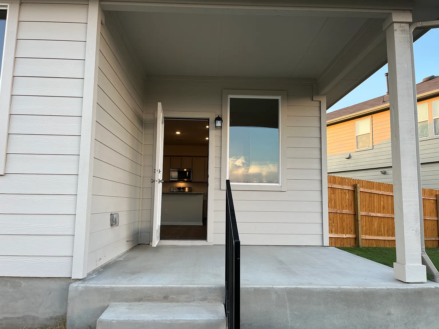 4 bed, 1840 sqft, $1,995 — Photo 2