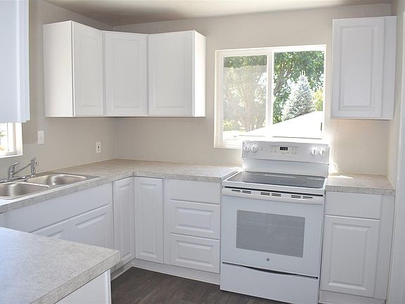 5th image of 1320 SE Broadway Ave