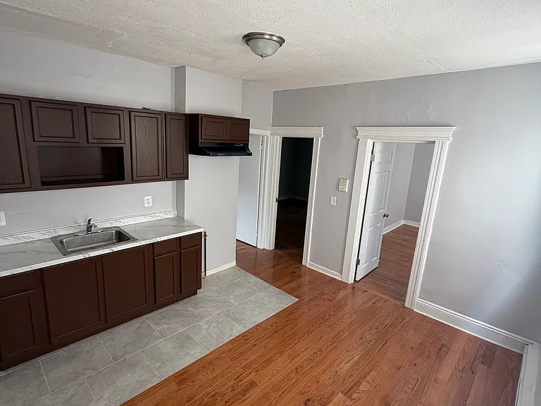 639 S Park St #4 — Photo 5