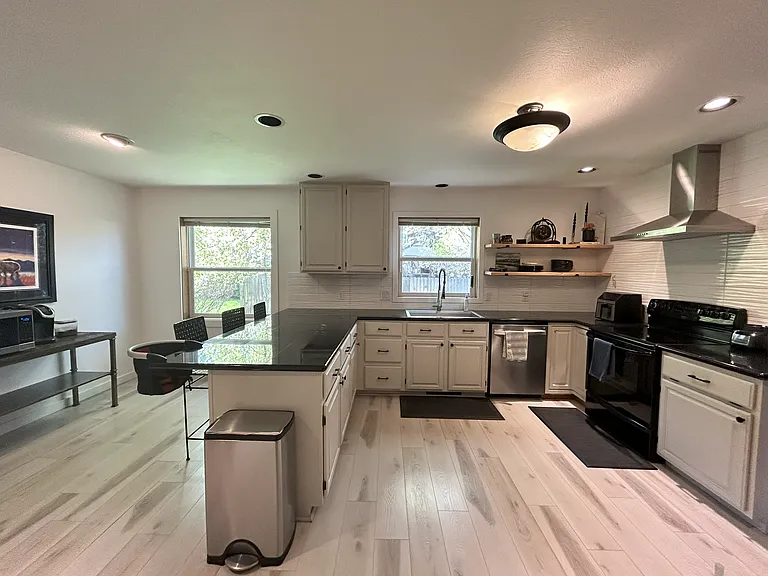 615 Fieldstone Dr — Photo 4