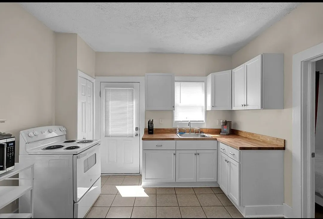 2 bed, 1030 sqft, $1,850 — Photo 2