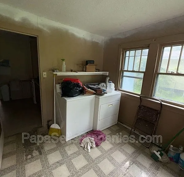 2067 N Maple Ave — Photo 11