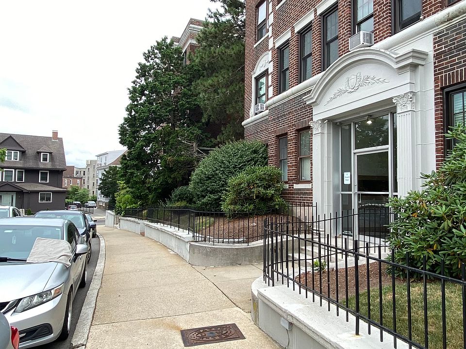 1st image of 8 Chiswick Rd APT 21