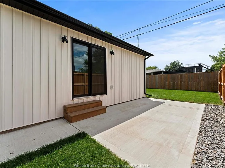 557 Elinor St — Photo 3