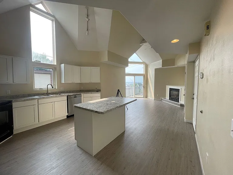416 N 15th Ave E — Photo 3