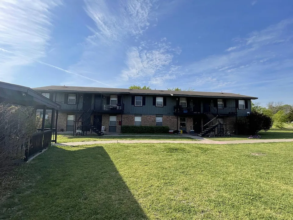 2700 Sunny Ln