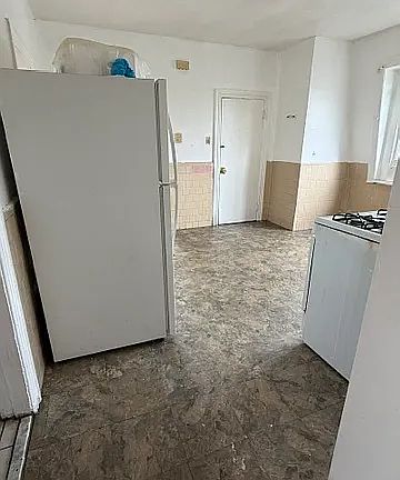 5th image of 39 Brighton St Floor 3
