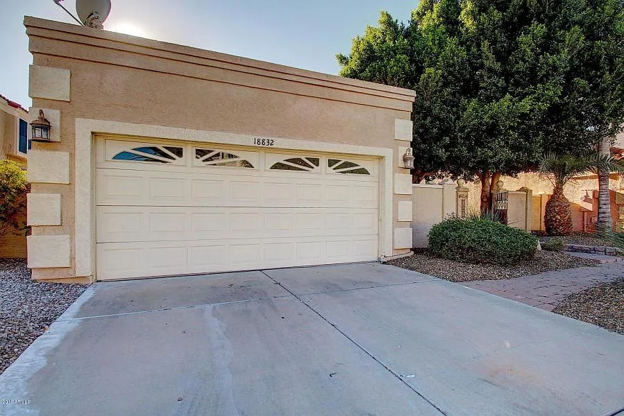 4 bed, 2.5 bath, 2296 sqft, $2,700 — Photo 2
