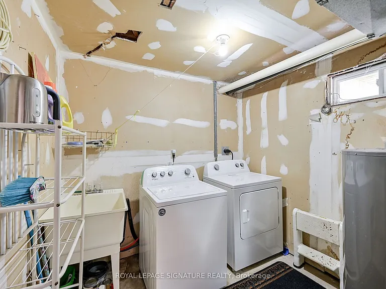 556 Farwell Cres #LOWER — Photo 33