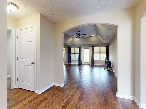 4th image of 220 Leah Ct