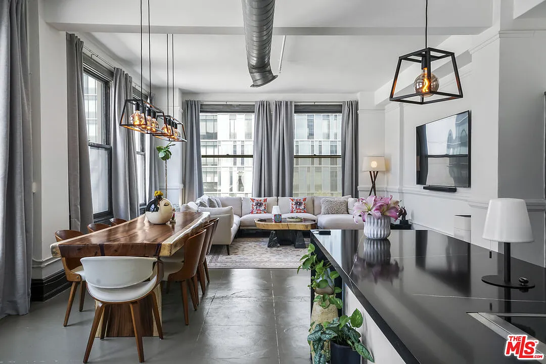1 bed, 1.0 bath, 1050 sqft, $3,000 — Photo 1