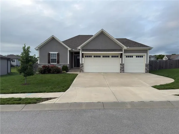 1811 Winchester Dr, Pleasant Hill, MO 64080